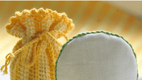 Hæklet æggevarmer til påskebordet i farvede striber