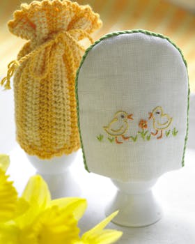 Hæklet æggevarmer til påskebordet i farvede striber