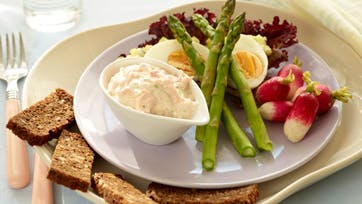 Cremet laksesalat med æg til frokostbordet