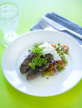 Krydrede kødruller med lækker kartoffelsalat