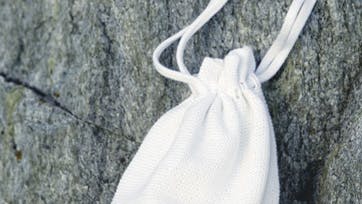 Der er masser af hæklede tasker i modebilledet denne sommer. Her er opskrift til en sød model, som du selv kan hækle