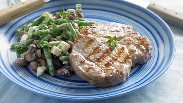 Pandestegte koteletter med bønnesalat med feta