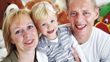 ? Det var en meget, meget hård tid at komme igennem ikke bare for mig, men også for Bjarne. Han skulle hele tiden være den stærke, siger Laila, her med parrets lille guldklump. Foto: Gregers Kirdorf.