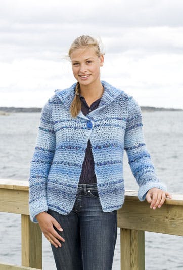 Supernemt strikketøj og meget anvendelig! Hele den stribede  jakke er strikket i retstrik på tykke pinde