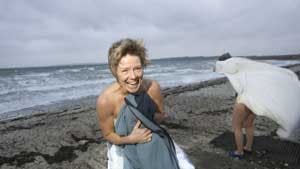 - Koldt, nej da, det er herligt, siger en blussende "hvid engel"... Foto: Karl Ravn