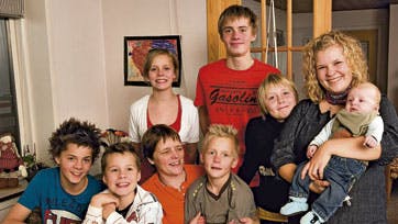 Fra venstre er det Frode, Kristian og mor Solveig med Robert på skødet. Bagest fra venstre er det Inge Kirstine, Dennis, Lotte og Elisabeth med barnebarnet Marcus på armen. Flemming Nielsen