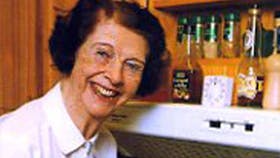 Familie Journals legendariske madskribent, Kirsten Hüttemeier med sineuundværlige skåneærmer