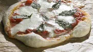 Klassisk pizza Margherita med tomat og mozarella