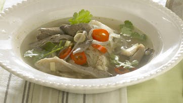 Krydret asiatisk inspireret fiskesuppe med grøntsager