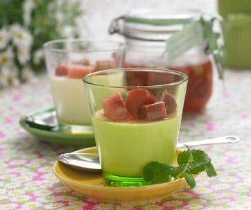 Sommerlig panna cotta med rom-marinerede rabarber
