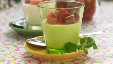 Sommerlig panna cotta med rom-marinerede rabarber