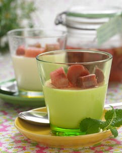 Sommerlig panna cotta med rom-marinerede rabarber