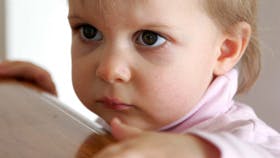 Hvis du har det bedre med det talte ord end med det skrevne, er den nye service på familiejournal.dk måske noget for dig?Foto: Colourbox