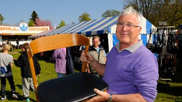 Edmund Jørgensens Nakskov-stole bliver der ikke plads til i Steffens indkøbsprogram denne dag - og heller ikke i hans bagagerum... Foto: Birger Vogelius