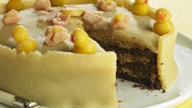 Pouls nemme påskekage med abrikos og marcipan