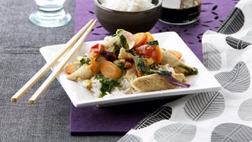 Stegte grøntsager med kylling i karry med ris