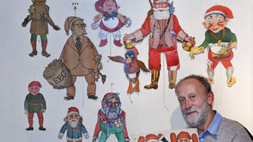 Hans-Otto Lindgreen har sprællemænd og -koner i alle afskygninger. Foto: Karl Ravn