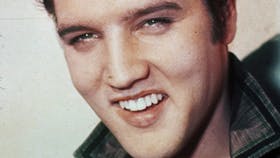 Et af Elvis? tidlige kælenavne var ?The HillbillyCat?. Hillbilly var netop et af datidens ord forcountrymusik