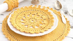 Hæklet påskesæt med dækkeservietter, æggevarmer og servietring