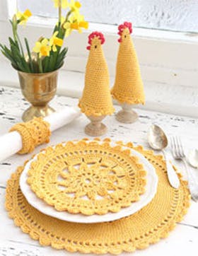 Hæklet påskesæt med dækkeservietter, æggevarmer og servietring