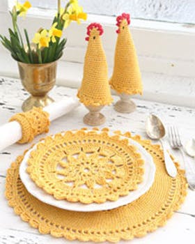 Hæklet påskesæt med dækkeservietter, æggevarmer og servietring