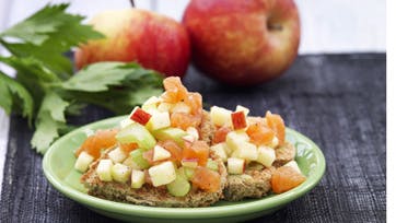 Frisk laksesalat med røget laks og wasabi