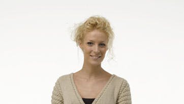 En flot model med udfordringer: Ærmerne er strikket ud i et med ryg og forstykker, og ærmekuplens snoninger er smukt integreret i udtagningerne