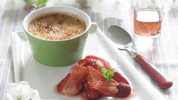 Sød crème brûlée med nemme marinerede jordbær