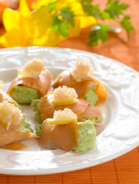 Lakseruller med avocadocreme og kaviar