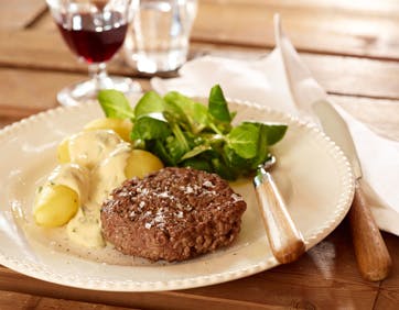 Hakkebøf med hjemmelavet bearnaise og kogte kartofler