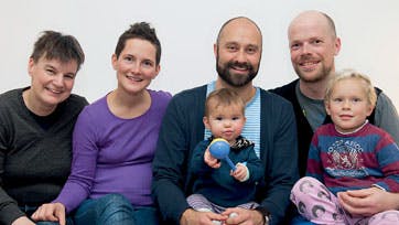 Både Pernille, Iben, Jacob og Erik har masser af kærlighed at give af til deres fælles børn, fireårige Theodor og Martha på knapt et år. Foto: Jacob Ljørring