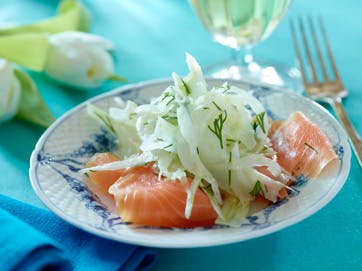 Røget laks med sprød fennikelsalat og flutes