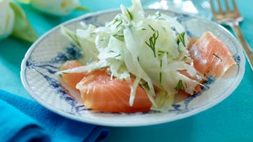 Røget laks med sprød fennikelsalat og flutes