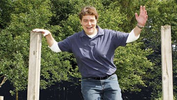 I hopla igen. ? For bare få måneder siden kunne jeg nærmest ikke bevæge mig, jubler Eva Hartmann Mortensen, her i fuldt firspring over hundens forhindringsbane.