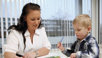 Carinas treårige søn har fået høreapparat, og selvom han ikke taler, er han dygtig til vise sin mor, hvad han vil.