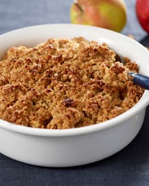 Æblekage med sprødt og knasende nøddelåg