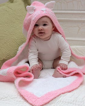 Baby med tæppe med hætte