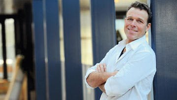 Jeg jokede tit med, hvor ærgerligt det var, at ?Go? aften Danmark? havde så dygtig en vært, fortæller Mikkel Beha Erichsen, som pludselig alligevel fik hul igennem til sit drømmejob, da Hans Pilgaard trængte til at koble af.Foto: Birger Vogelius og privat