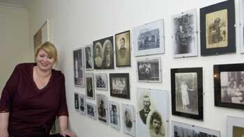 - Min familie har heldigvis altid gemt på billeder og minder, siger Charlotte Jensen. Foto: Karl Ravn