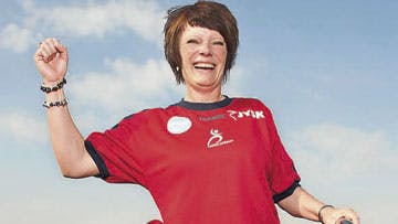 Med sin protese, der arbejder hydraulisk, bruger Margit Pedersen 60 pct. mere energi på at gå end et menneske med to ben. Derfor er rosporten god for hendes muskelmasse. Foto: Alex Tran