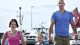 - Selvfølgelig er det nogle gange enormt uprak-tisk at jeg sidder i kørestol, men Michael og jeg deler de daglige opgaver mellem os, siger Christina. Foto: Henrik Bjerg