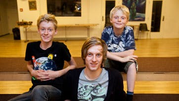 De tre brødre står for første gang på scenen sammen, når Eventyrteatret viser deres forestilling "Herkules" i efterårsferien. Foto: Morten Mejnecke
