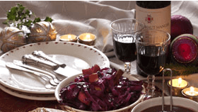 And med tyttebærsovs og rødkål