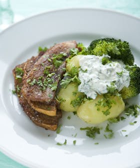 Stegt flæsk med kogte kartofler og persilledressing
