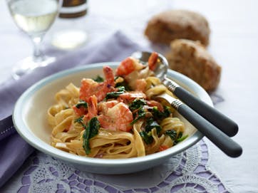 Frisk pasta med tomatflødesovs og tigerrejer