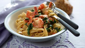 Frisk pasta med tomatflødesovs og tigerrejer