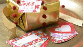 Når gaven er valgt med omhu, hører det signæsten til, at gavemærkerne passer til...