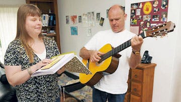 Parret Christina Østergaard og Michael Drud er begge blindfødte, men har let ved at spille og synge fra den nye salmebog. Foto: Birger Vogelius
