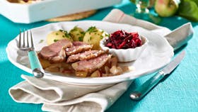 Andebryst serveret på en bund af æbler, løg og chili og med sauterede rødbeder