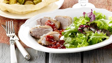 Andebryst med blommesovs og grøn salat